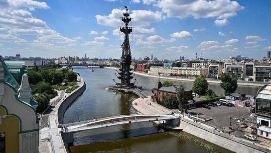 В столице открыли пешеходный мост между стрелкой острова Балчуг и Крымской..