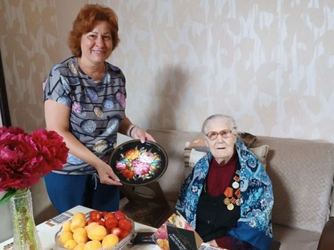 Подарки к юбилею получили более 800 долгожителей в Пушкинском..