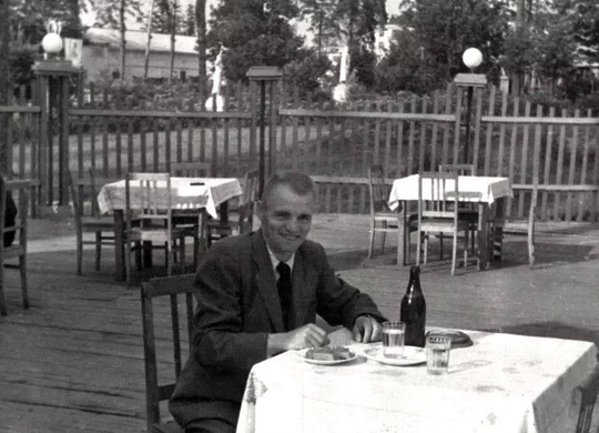 1. 1953-1955. Веранда-буфет в парке КМЗ.
На заднем плане виден Летний..