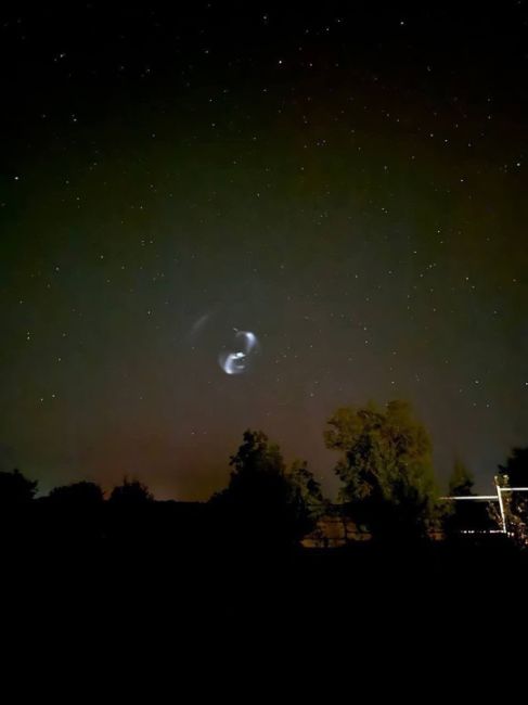 Жители нескольких российских регионов заметили в небе светящийся объект 
..
