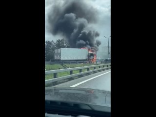 Сегодня на МКАДе на 105 км в районе «Метро» горел..