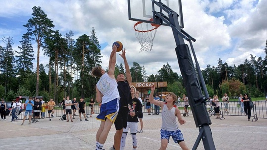 ПОИГРАЛИ В СТРИТБОЛ 🏀
Восемь любительских команд из Балашихи,..