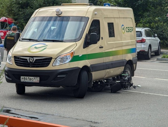 В Красногорске на Красногорском бульваре авария с инкассаторской машиной и..