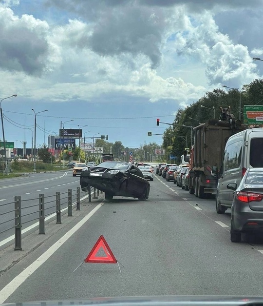 На Пятницком шоссе легковушка повисла на..