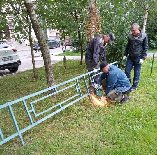 Коммунальщики продолжают наводить порядок на общественных..