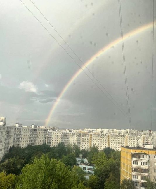 Радуга в Москве после дождя уже несколько дней..