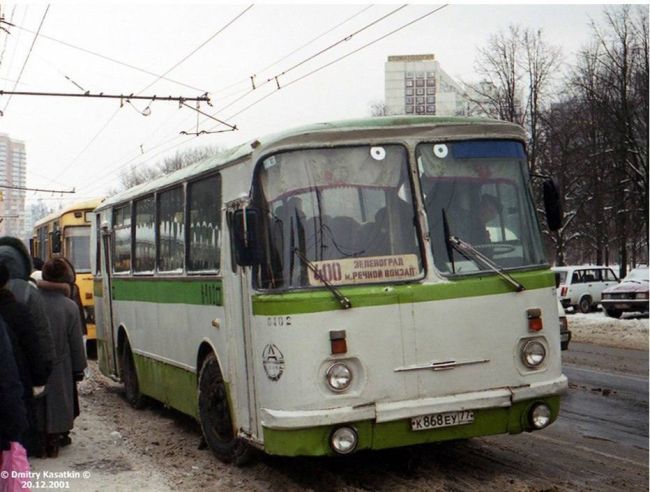 В 2001 году пассажиры зелёного ЛАЗ, следовавшего от Речного..