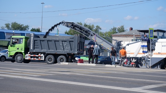 🚜 Дорожная техника сегодня работала на площади Восстания в..