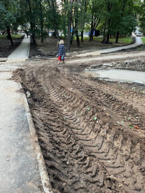 На улице Северная пешеходные дорожки делают также третий месяц..