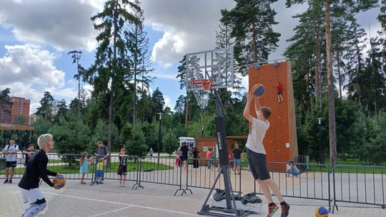 ПОИГРАЛИ В СТРИТБОЛ 🏀
Восемь любительских команд из Балашихи,..