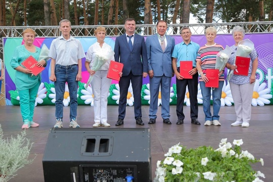 🏆 Более двадцати жителей Озер наградили во время празднования..