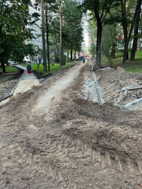 На улице Северная пешеходные дорожки делают также третий месяц..