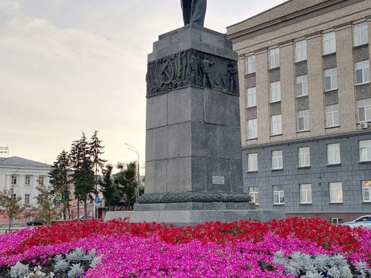 Электросталь v Орёл

Сравните два памятника на Центральной..