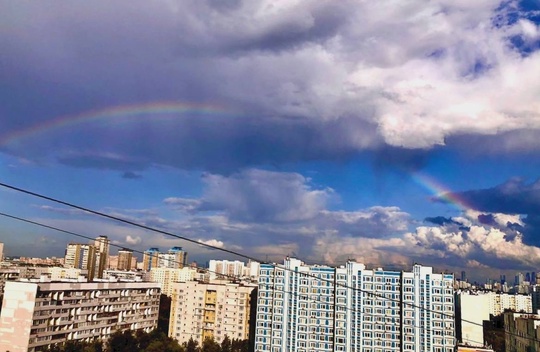 Тем временем в небе над Москвой появилась..