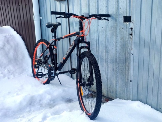 🚲 Сразу пять велосипедов, припаркованных на стоянке возле..