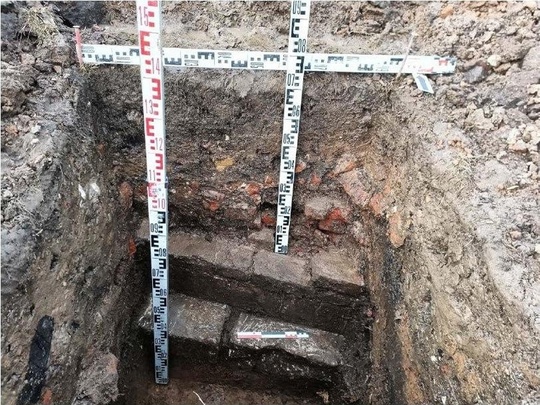 Артефакты 17 века обнаружили при раскопках в усадьбе Дубровицы в..