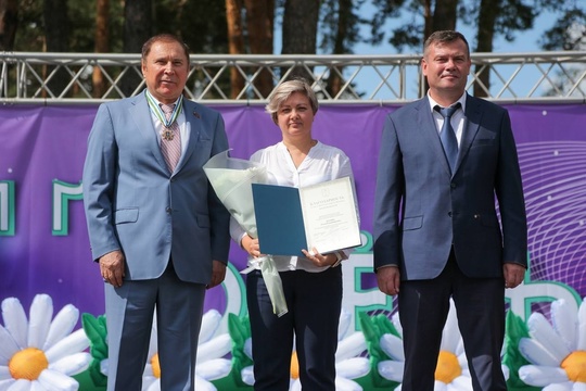 🏆 Более двадцати жителей Озер наградили во время празднования..