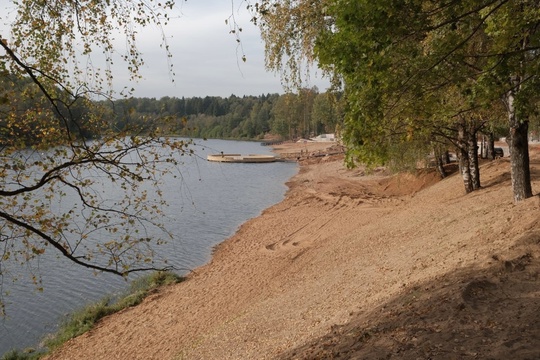 Береговая линия набережной реки Синичка в Красногорске..