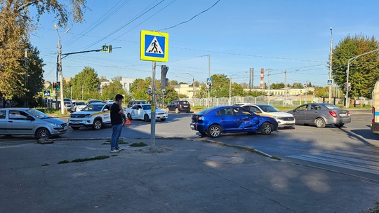 ⚡ На перекрестке улицы Ленина и проспекта Кирова ДТП. Движение..