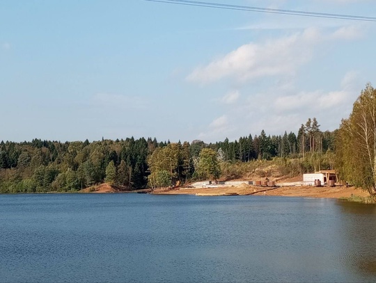 Береговая линия набережной реки Синичка в Красногорске..