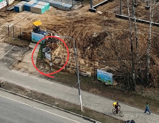 Новое стеклянное здание АД на кругу Нового бульвара. На плакатах..