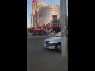 🧕 «ЭТО МОЯ СТРАНА, А НЕ ВАША!»: москвичка напала на двух молодых..