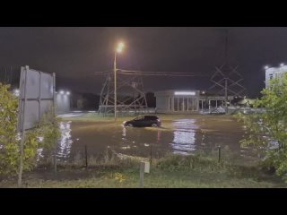 Пока все спали, Химки затапливало проливным дождём 🌊

В районе 2-3..