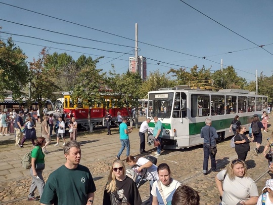 Выставка ретро-транспорта в честь Дня города на..