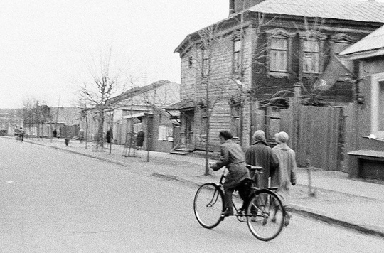 Г. Мытищи. Ул. Абрамова. 1955 - 1960 гг. 
⠀ 
В одноэтажном доме в центре..