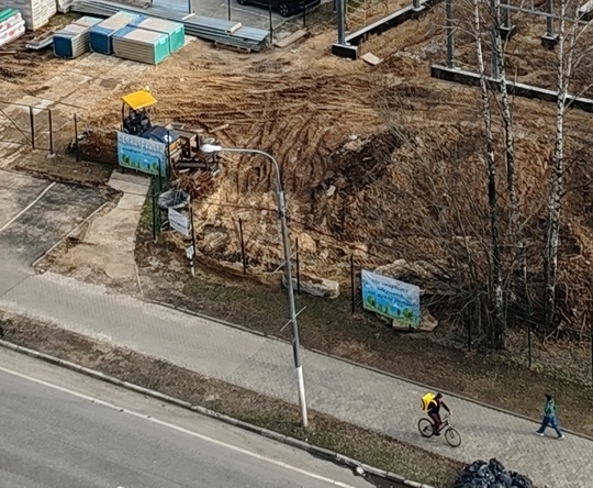 Новое стеклянное здание АД на кругу Нового бульвара. На плакатах..