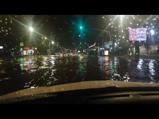 Пока все спали, Химки затапливало проливным дождём 🌊

В районе 2-3..