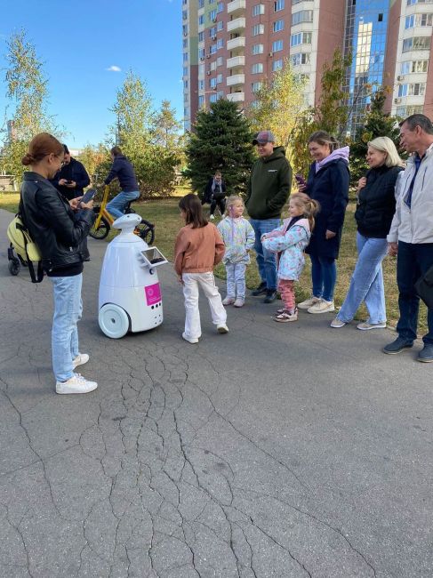 Какой прикольный робот был сегодня рядом с набережной в..