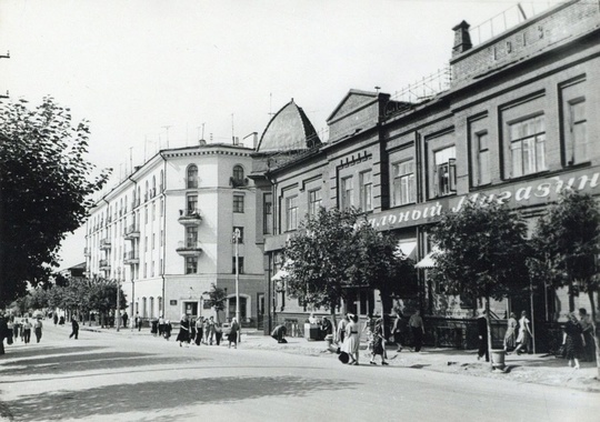 Здание универмага на Революционном проспекте. - 📆 1970 г. 
📷 Фото..