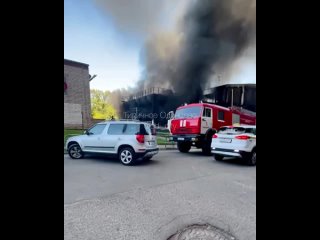 Пожарные расчеты приступили к тушению здания парковки в Лесном..