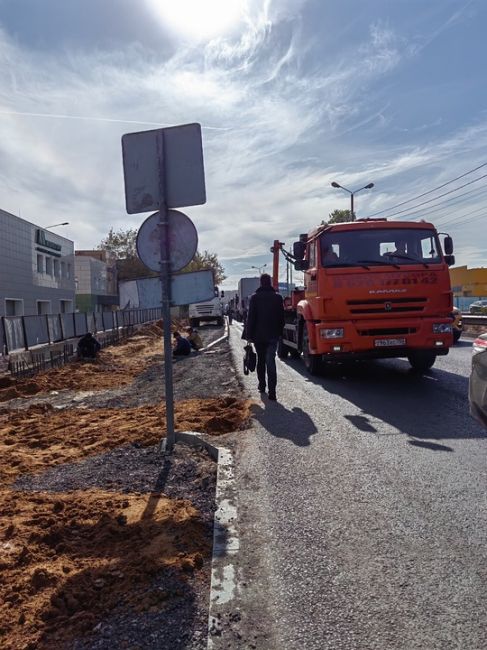 Остановка РБК открылась в понедельник. А тротуар у нее-..