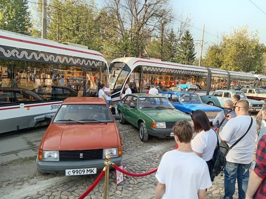 Выставка ретро-транспорта в честь Дня города на..