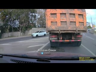 🚗Как вы считаете, кто прав, а кто виноват в ситуации на старом..