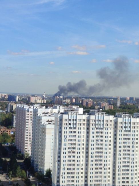 В Подольске горят 3 и 4 этажи, а также кровля здания производственного помещения...