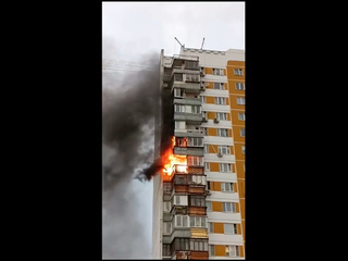 На балконах 16-этажного жилого дома в Митино произошел крупный..