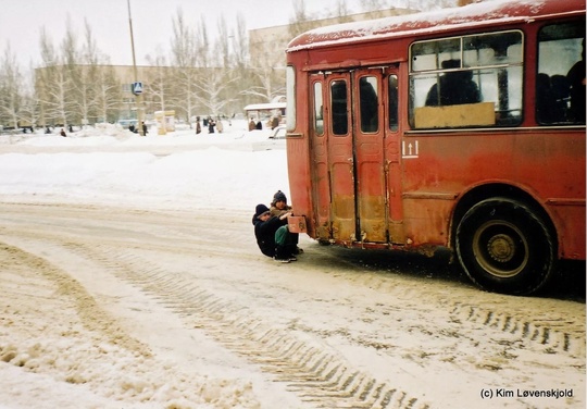 Каждый день видим такую картину в городе. Спрыгнули на остановке..