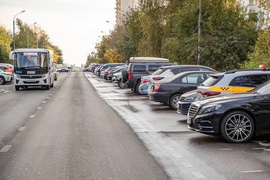 На улице Чистяковой изменят схему парковки: с перпендикулярной..