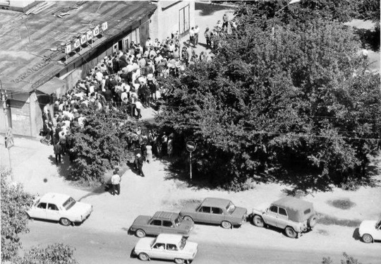 📸Очередь в винный магазин, 1986 год. На пересечении улиц Горького..