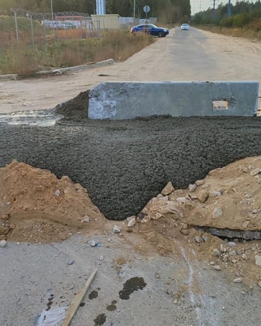 На дороге рядом с ЖК «Лесобережный» забетонировали  часть..