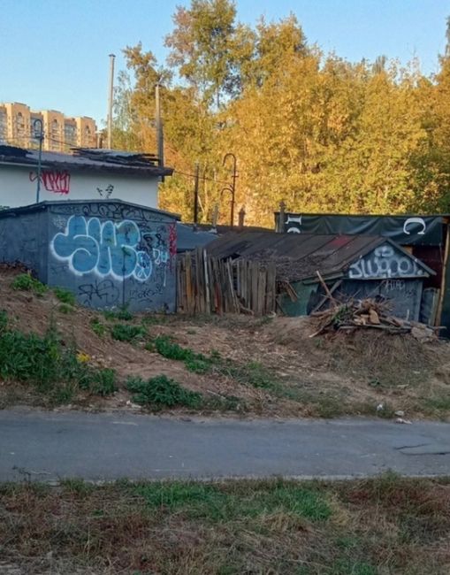 Вот такие художества можно встретить в гаражном кооперативе по..