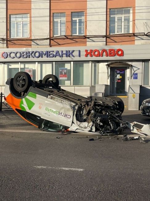 Каршеринг разбился на Комсомольской. 
Фото из чата "Подольск:..