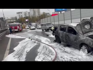 В Москве сотрудники МЧС России потушили горящее авто.

На Третьем транспортном..