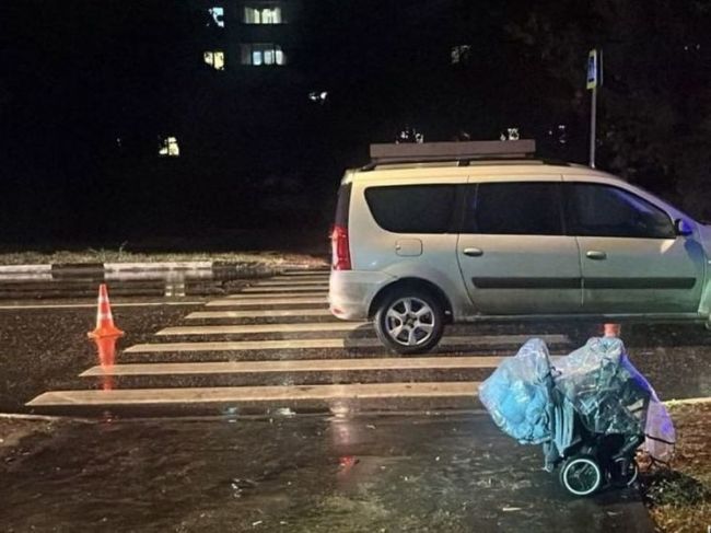 В Подмосковье водитель сбил женщину с коляской на пешеходном..