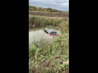 На въезде в деревню Кучино утонул каршеринг. 
Видео из чата..