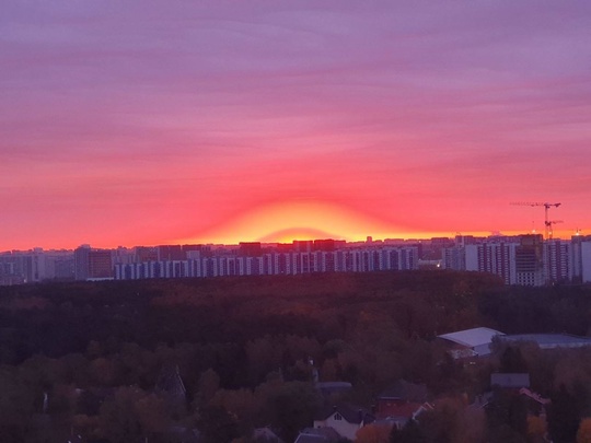 Сегодня был невероятный рассвет в Москве❤️

Затишье перед..