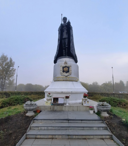 Памятник Николаю II скульптора Клыкова - одна из..